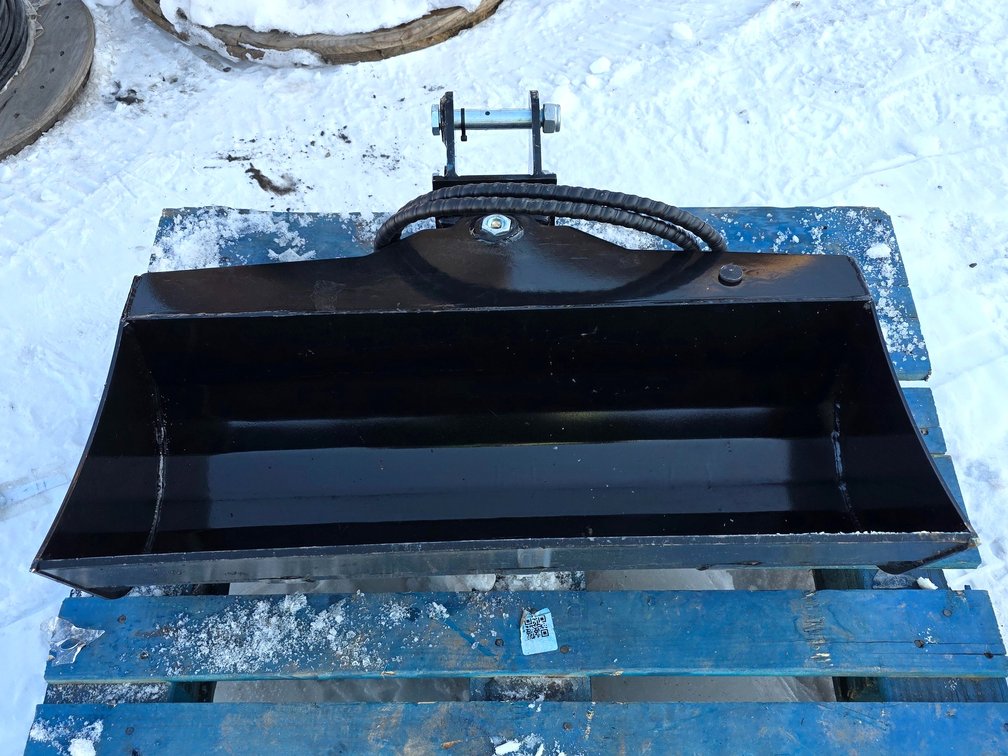 32" Hydraulic Tilt Bucket - TPM Industrial