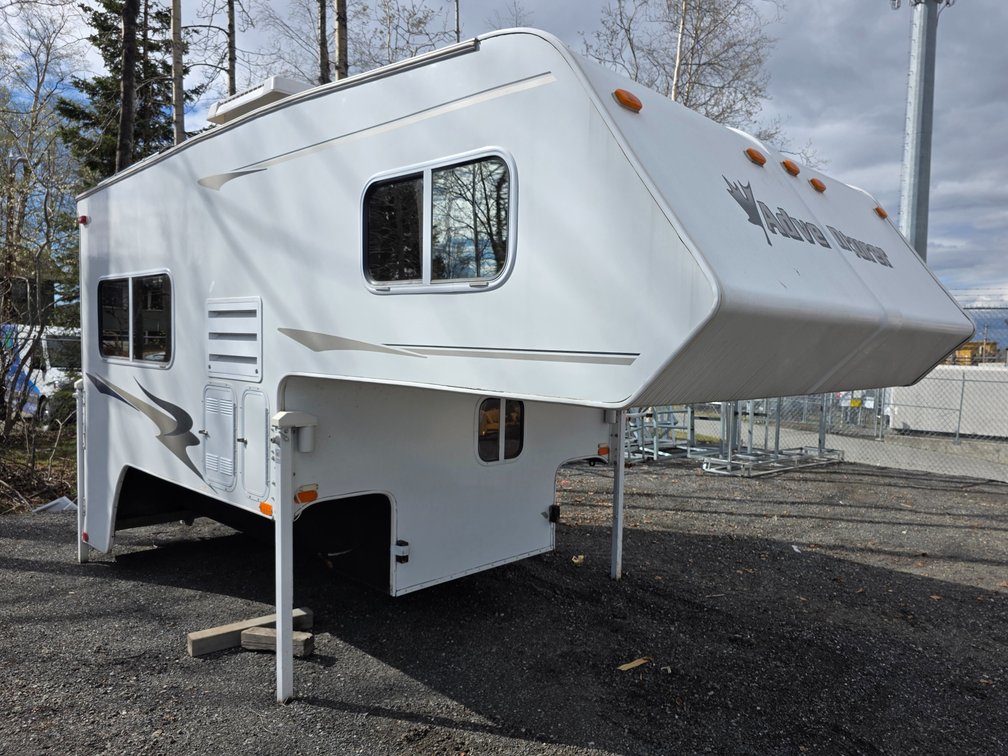 2005 Adventurer 810WS Truck Camper