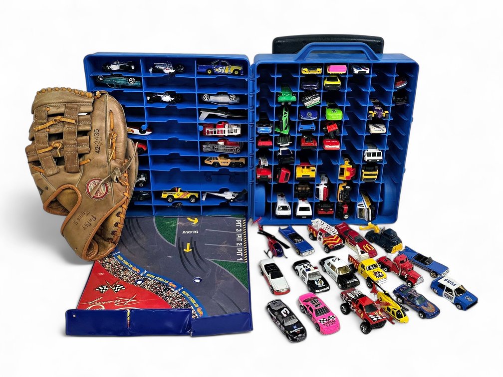 Hot Wheels Deluxe Storage Case & American National Baseball Glove