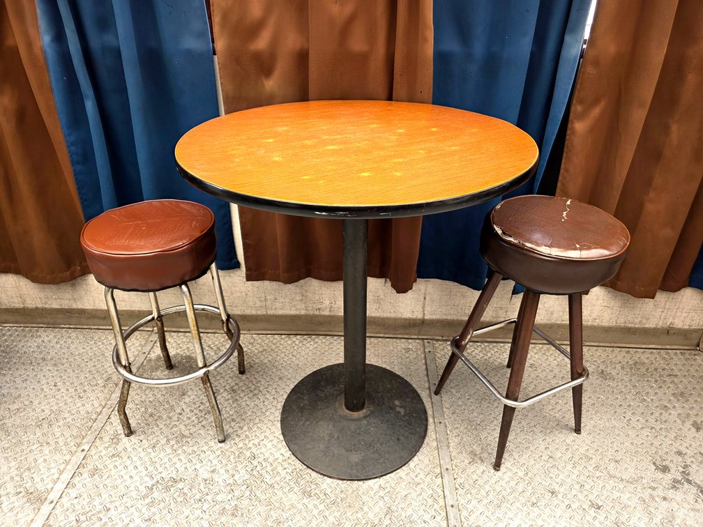 Round Bar Table w/ 2x Round Bar Stools