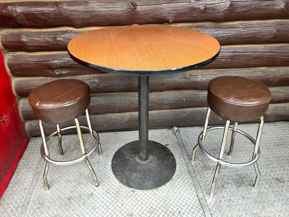 Round Bar Table w/ 2x Round Bar Stools