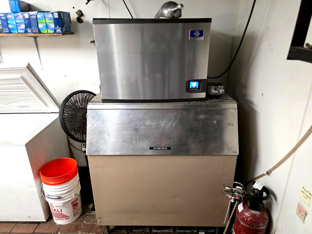 Manitowoc Ice Maker w/ Ice Storage Bin