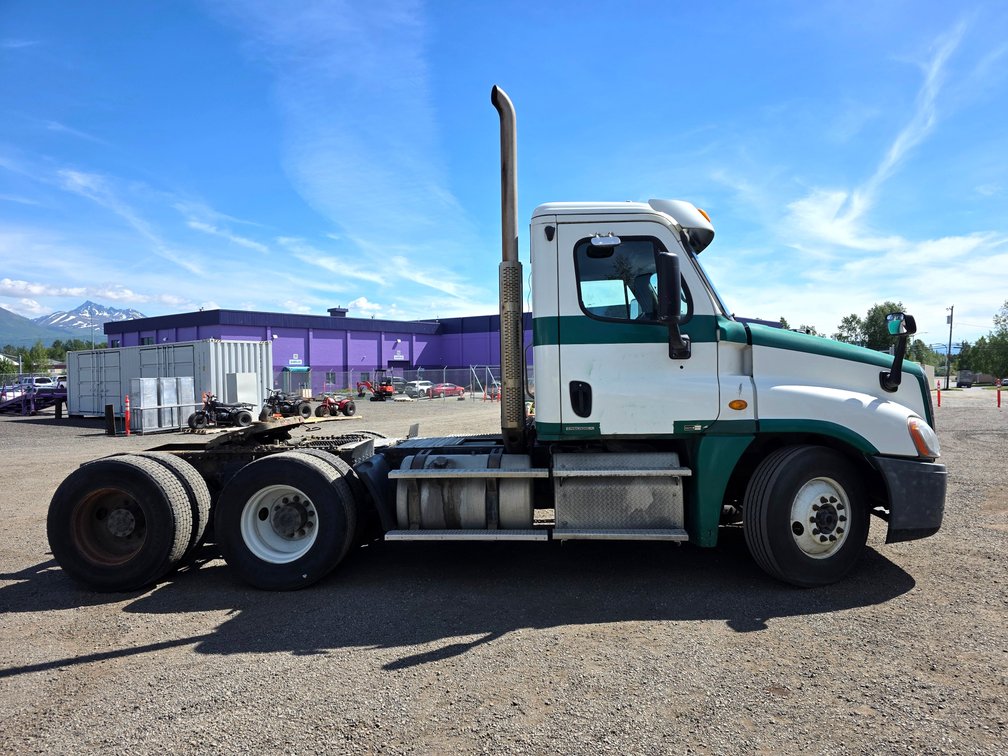 2011 Freightliner Cascadia Day Cab