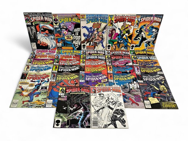 32x Peter Parker, The Spectacular Spider-Man & The Spectacular Spider-Man Comic Books