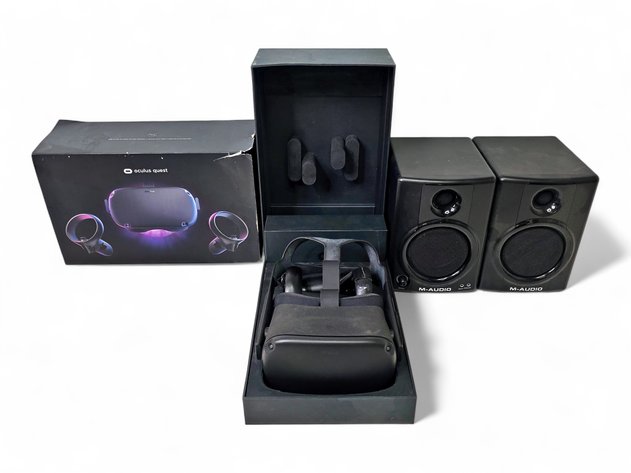 Oculus Quest VR Gaming System & M-Audio Studiophile AV 40 Speakers
