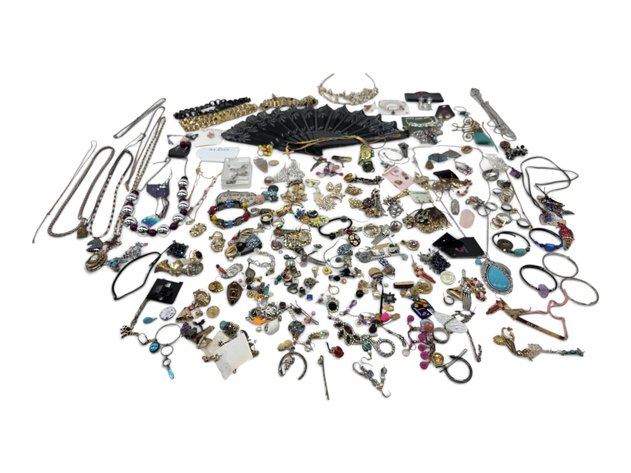 Costume & Fashion Jewelry Pieces, Findings & Small Trinkets