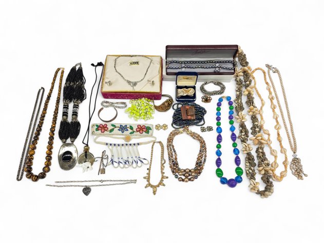 Costume Jewelry - Necklaces, Earrings & Bracelets