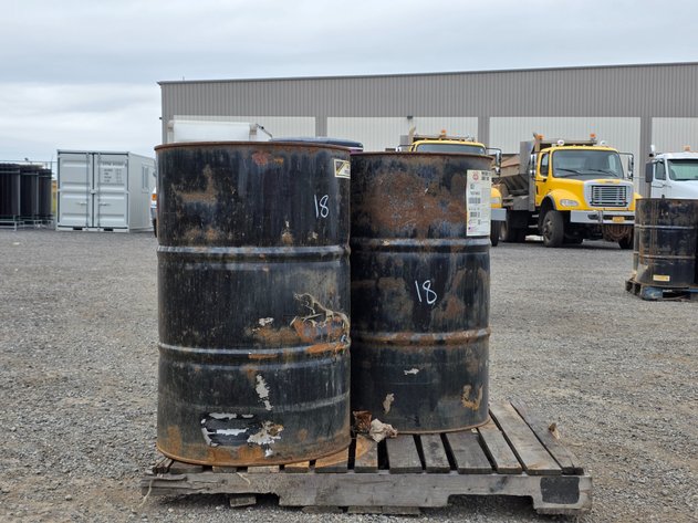 2x 55-Gallon Fluid Drums - Gold Band AW-32 Hydraulic Oil & Phillips 66 Powerdrive Fluid 30 Liquide