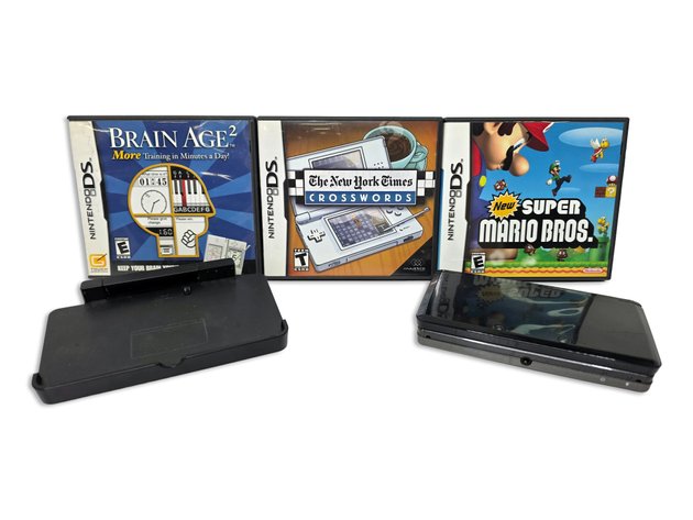 Nintendo 3DS w/ Charging Cradle & Games