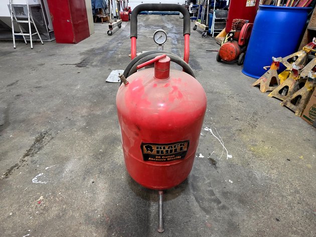 Black Bull 20-Gallon Portable Abrasive Media Blaster
