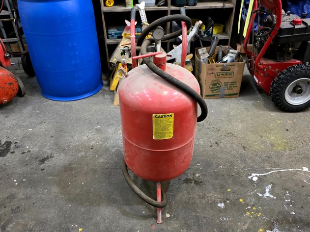 Central Pneumatic 20-gallon style pressure sandblaster