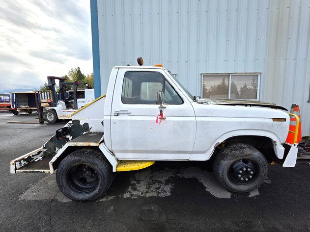 Ford F-350 Airport GSE Truck, No Engine  Year: 1982