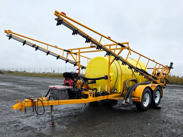 1997 BATTS T-750 Runway & Pavement Deicing Trailer — 16 hp Vanguard, Folding Spray Booms