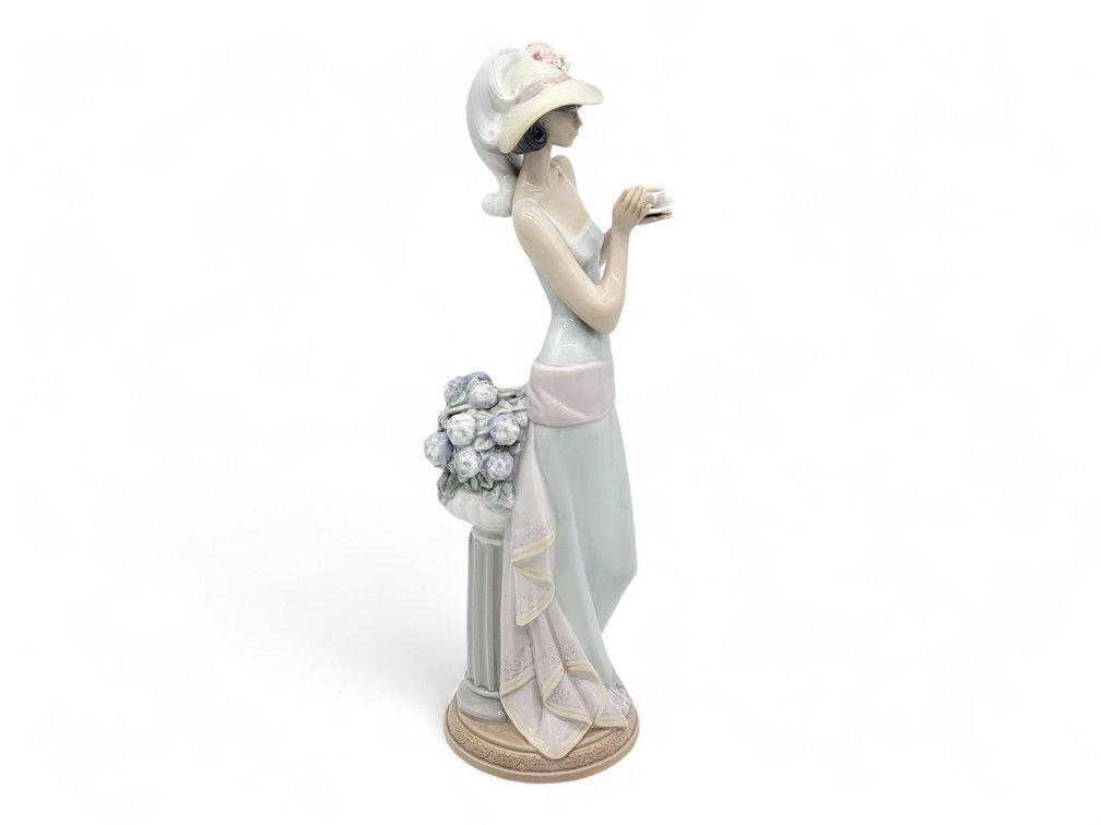 Lladro "Tea Time" Figurine 