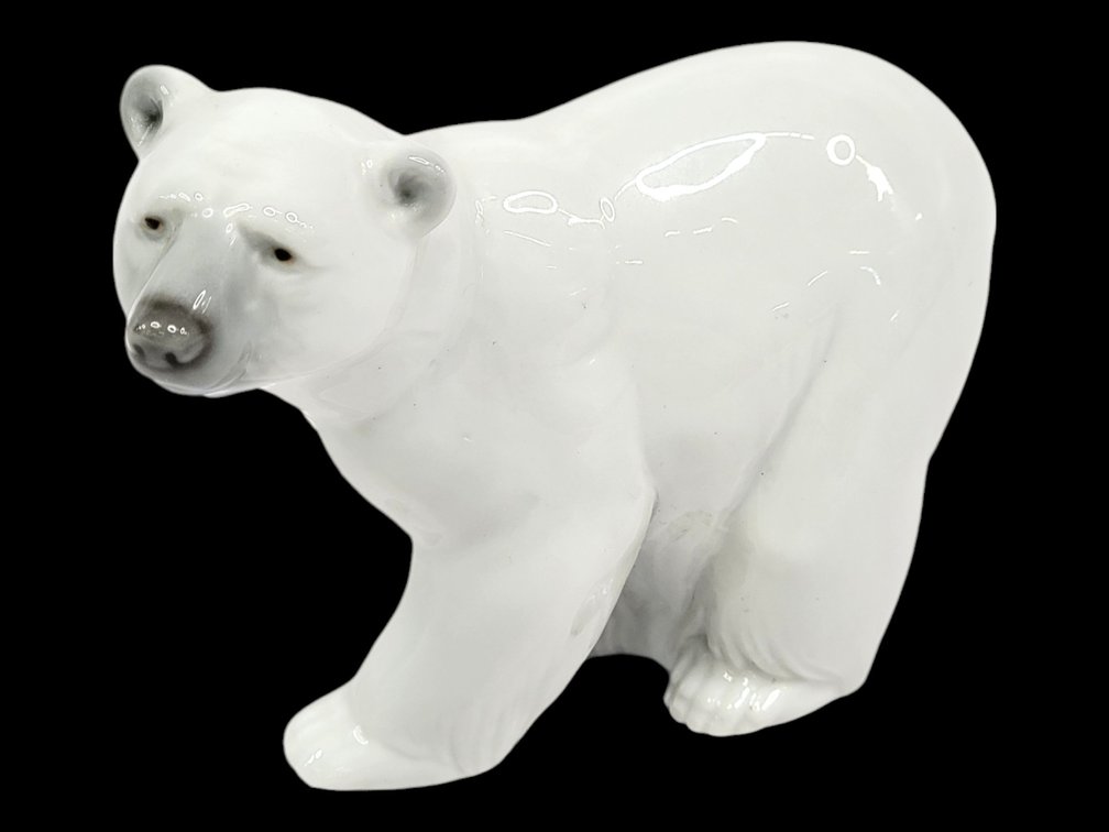 Lladro "Attentive Polar Bear" Figurine 