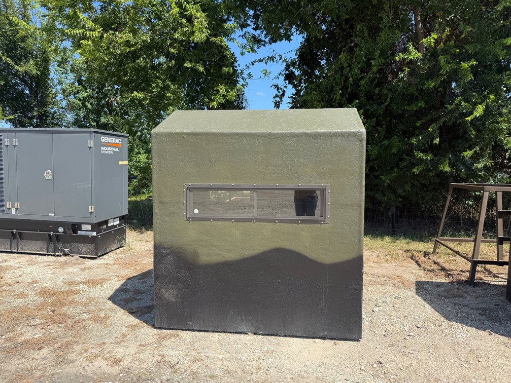6'x4' T-Box Fiberglass Deer Blind w/ 3' Metal Stand