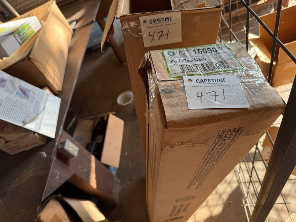 GE F32T8 Fluorescent Lamps and Multi-Vapor Metal Halide Bulbs Lot