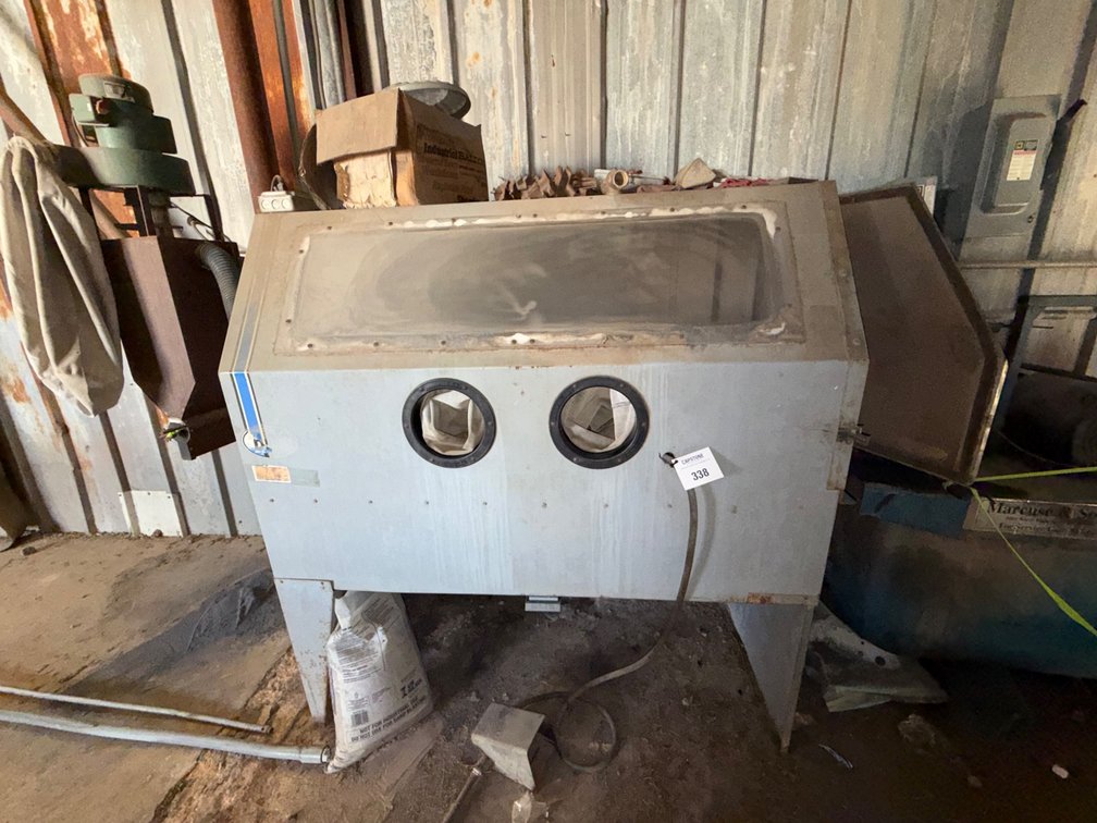 Industrial Floor Standing Abrasive Sandblasting Cabinet with Foot Pedal Control