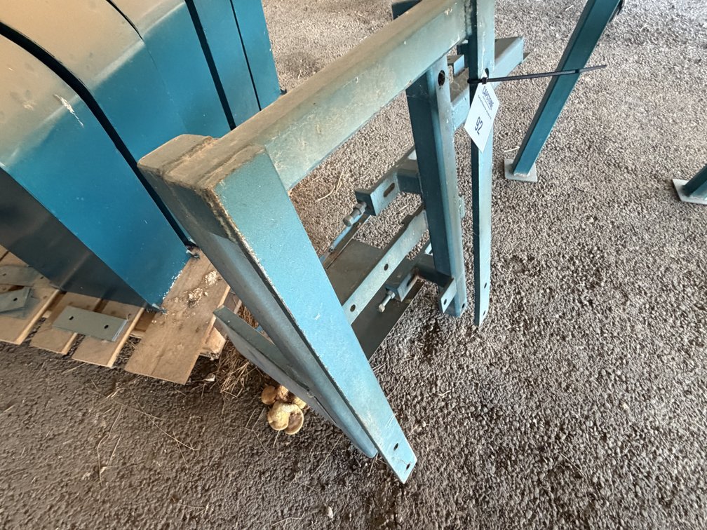 Painted Steel Machinery Stand with Adjustable Mounting Bracket
