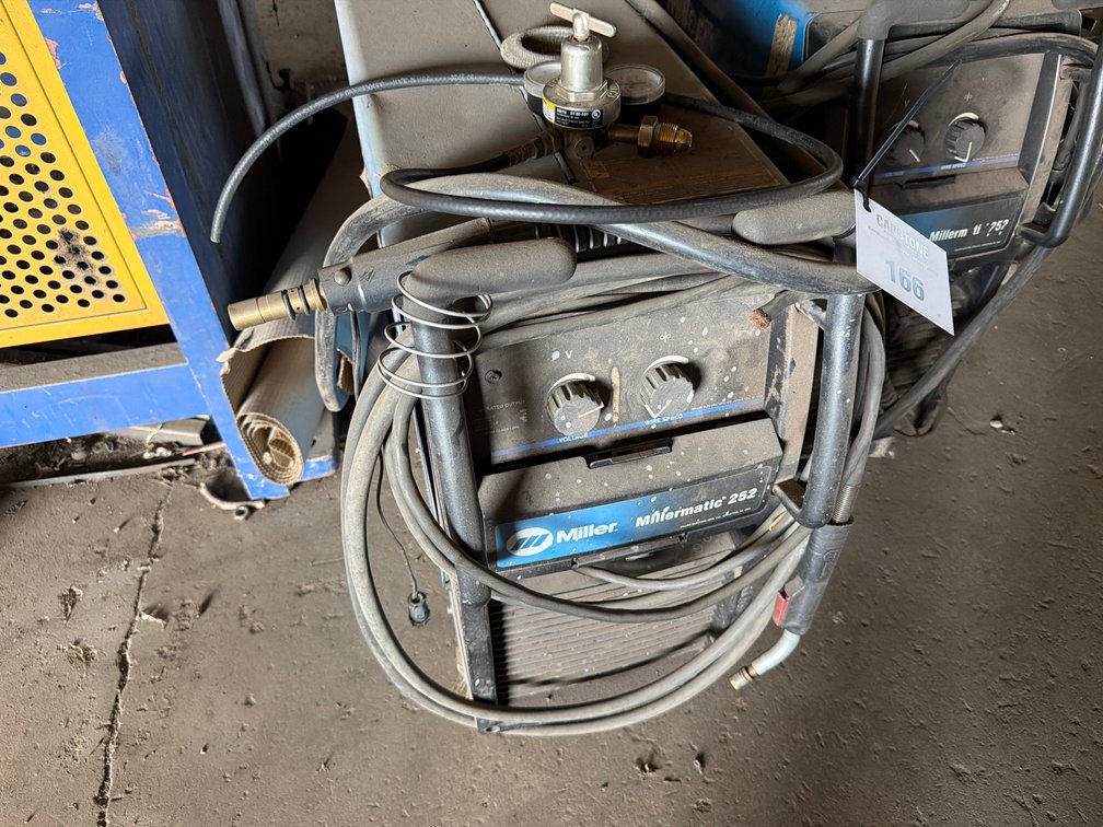 Miller Millermatic 252 MIG Welder with Gun and Smith Regulator
