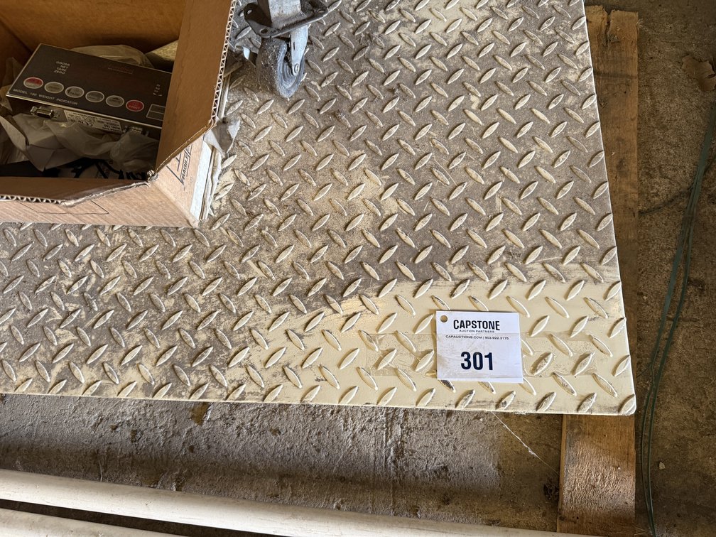 Diamond Plate Floor Scale Platform with Cardinal Model 180 Indicator