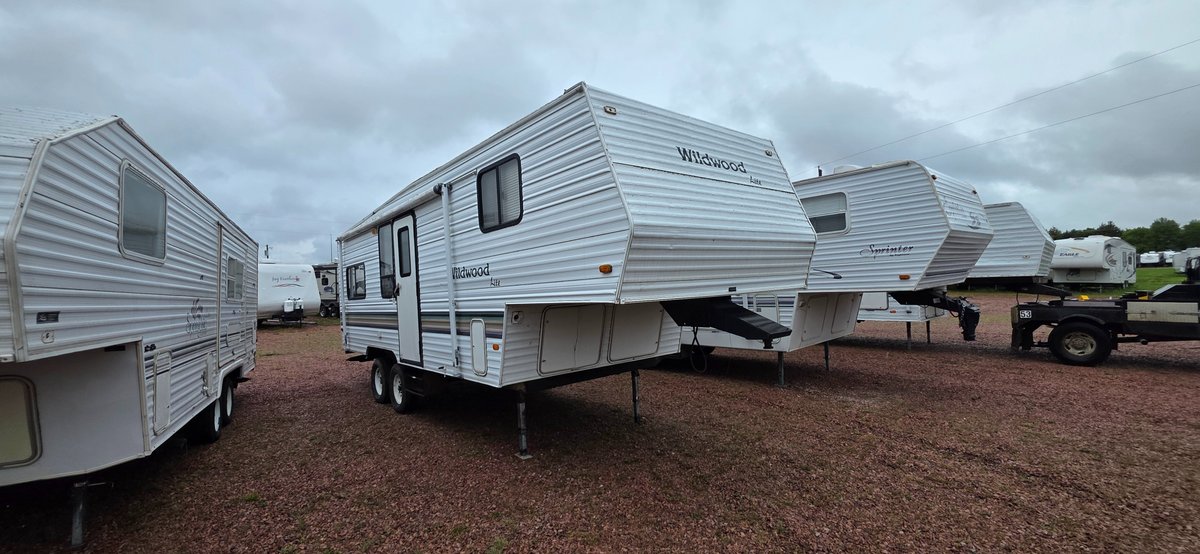 2002 Wildwood Lite 25RK by Forest River, No Slide, Sleeps, 6