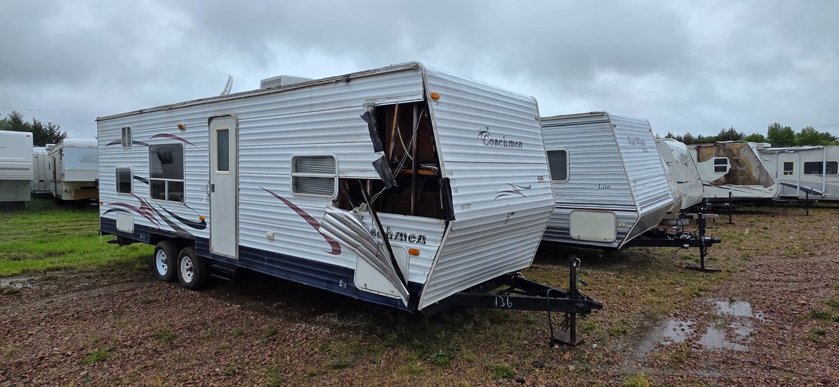 2006 Coachman 30DBD, No Awning, Roof Damage, Bunk House, Front End Damage, Hail Damage, Tires Fair, No LP Tanks