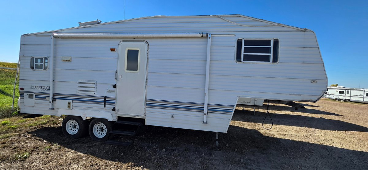 2001 Innsbruck by Gulf Stream 5th wheel camper, 14' awning, 12' slide, window broke, tires fair, receiver hitch, 2 - 30# LP tanks, needs work