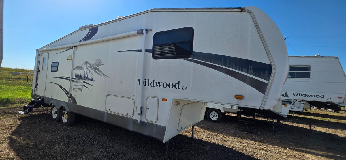 2007 Wildwood 286rlss, Gooseneck trailer hitch, single slide,12 ft awning with center support, hard sided camper, rear of camper needs work in driver's corner, couch, recliner, kitchen flooring needs work, whole camper needs work, tires are fair