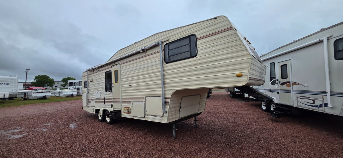 1993 Excel 29-5, Needs Work, Tires Fair, Bad Awning, 2-20lb LP Tanks, 12' Slide