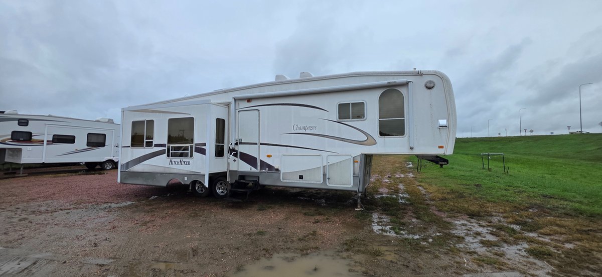 2007 Hitchhiker Champagne by Nu-Wa 35LKRSB, 17' Awning, 13' Slide, 7' Slide, 5' Slide, 7' Slide, Tires OK, 1-30lb LP Tank, GlideRide Hitch - Useable but Fixer Upper