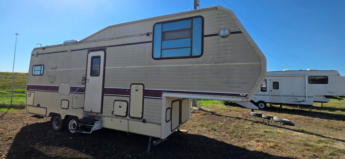 1997 King of the road gooseneck, model f26max, 12 ft awning, ceiling fan, sunlight, roof damage, needs work, miscellaneous items in trailer, needs work, 1-30 lb LP tank
