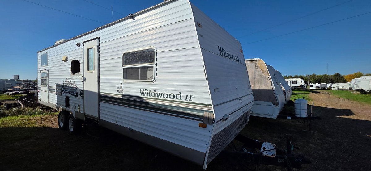 2005 Wildwood LE 29bhs bumper hitch camper, tires Fair, needs a lot of work, missing Windows, no LP tanks, trailer prospect