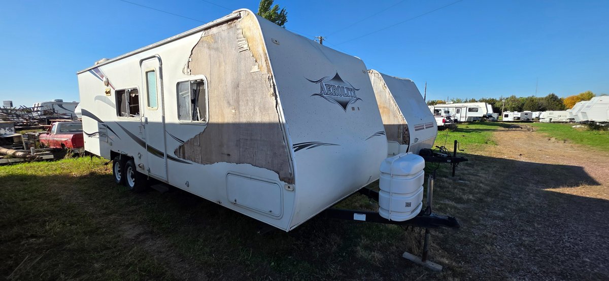 2005 Aerolite 25 rgbsl bumper hitch trailer, tires are fair, windows are broken out, big storage area in the back, little slide push-up, slide looks like maybe bunks, roof is falling in, this camper is a trailer prospect, 2-30 lb LP tanks
