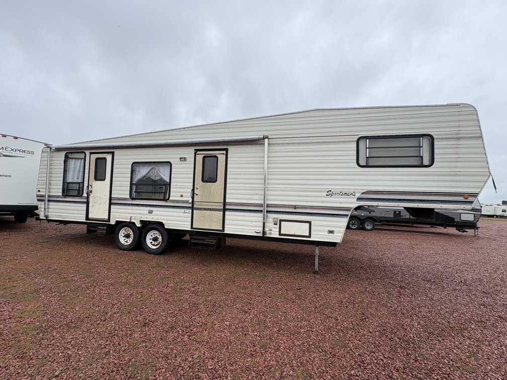 1991 Sportsmen Seville, Fixer Upper, 2 Doors, 16" Tires (Good), 20' Awning, 2-30lb LP Tanks