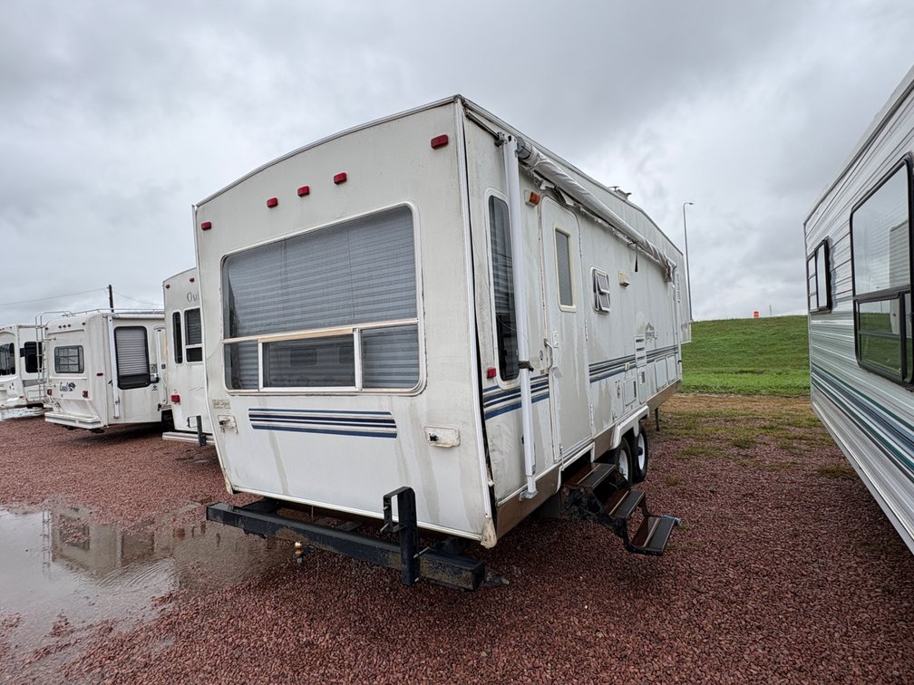 2003 Insbruck Supreme by Gulfstream - Needs Work, Reciever Hitch, 12' Slide, 2-30lb LP Tanks, 6' Slide, Salvage Awning