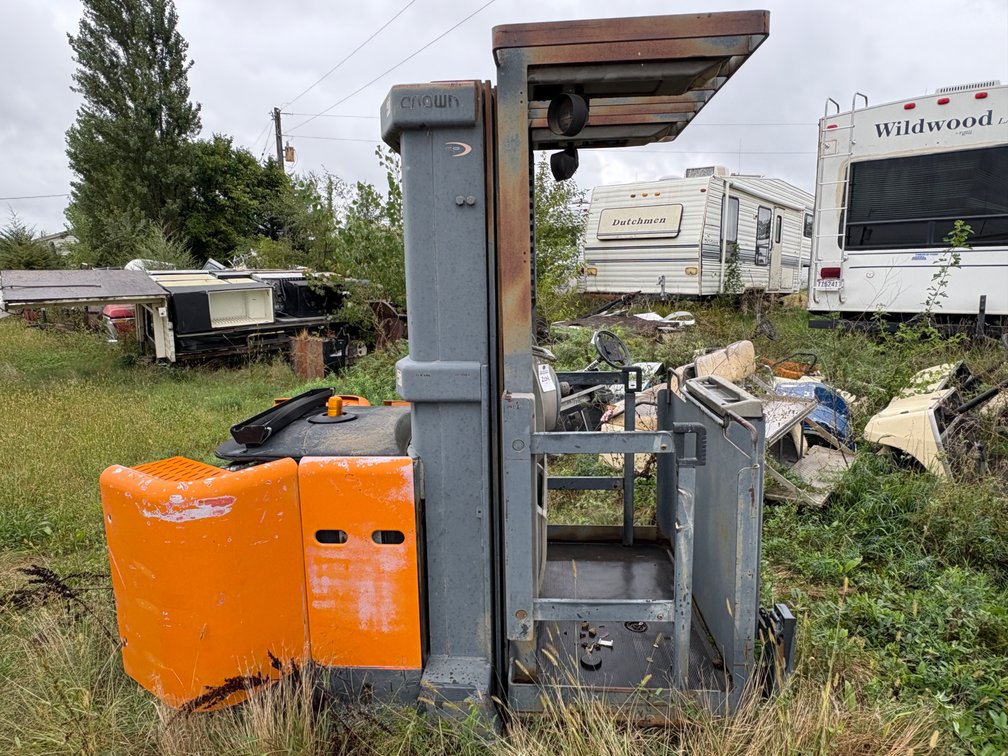Crown Lift, Battery Operated, Stand to Operate, Needs Batteries to Work, 3 1/2 Forks, 1000KG Capacity