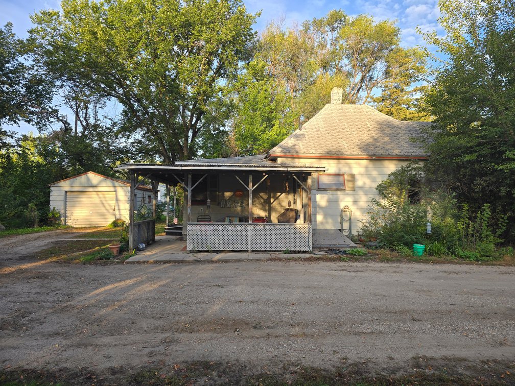 1 Bedroom, 1 Bath, 864 Sq. Ft. Home on 3 Lots “Live Only Auction”