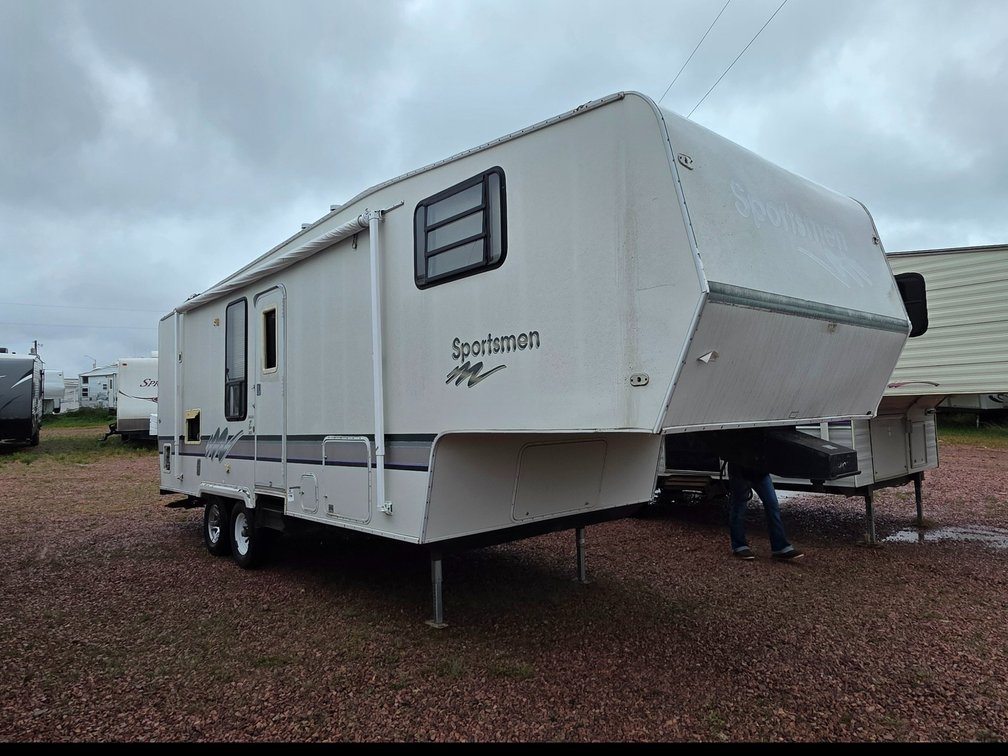 1997 Sportsmen 2851, Tires Fair, Need 1 Tire, 2-30lb LP Tanks, Reciever Hitch on Back, Fixer Upper, 14' Awning, 12' Slide