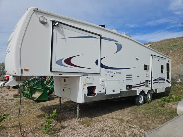 Image for '04 NuWa Hitchhiker 5th Whl Camper
