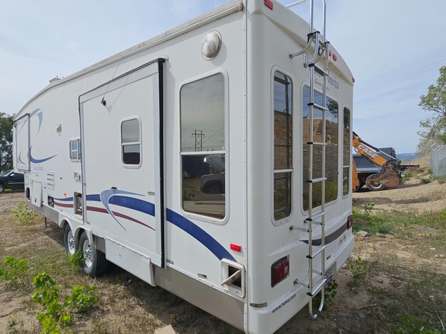 Image for '04 NuWa Hitchhiker 5th Whl Camper