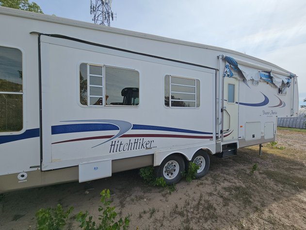 Image for '04 NuWa Hitchhiker 5th Whl Camper