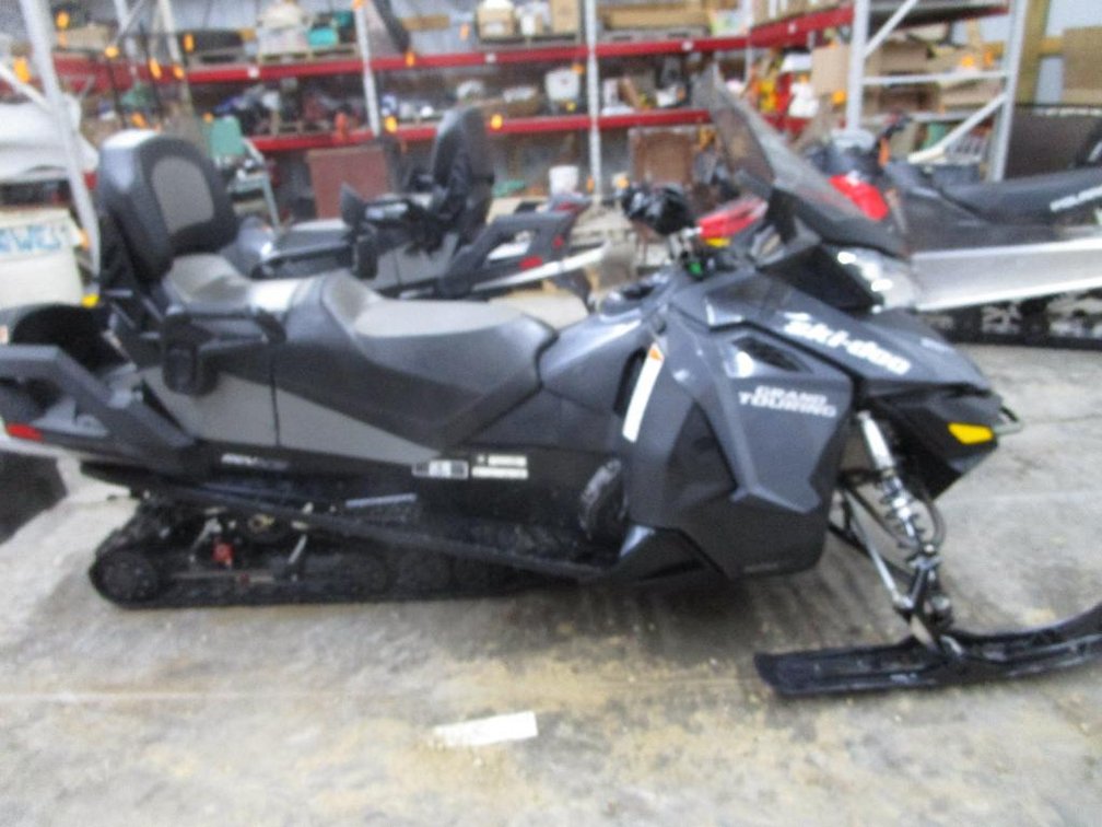 2016 Ski Doo Grand Touring 900 ACE Snowmobile SN: ZBPSEAGOGV000666