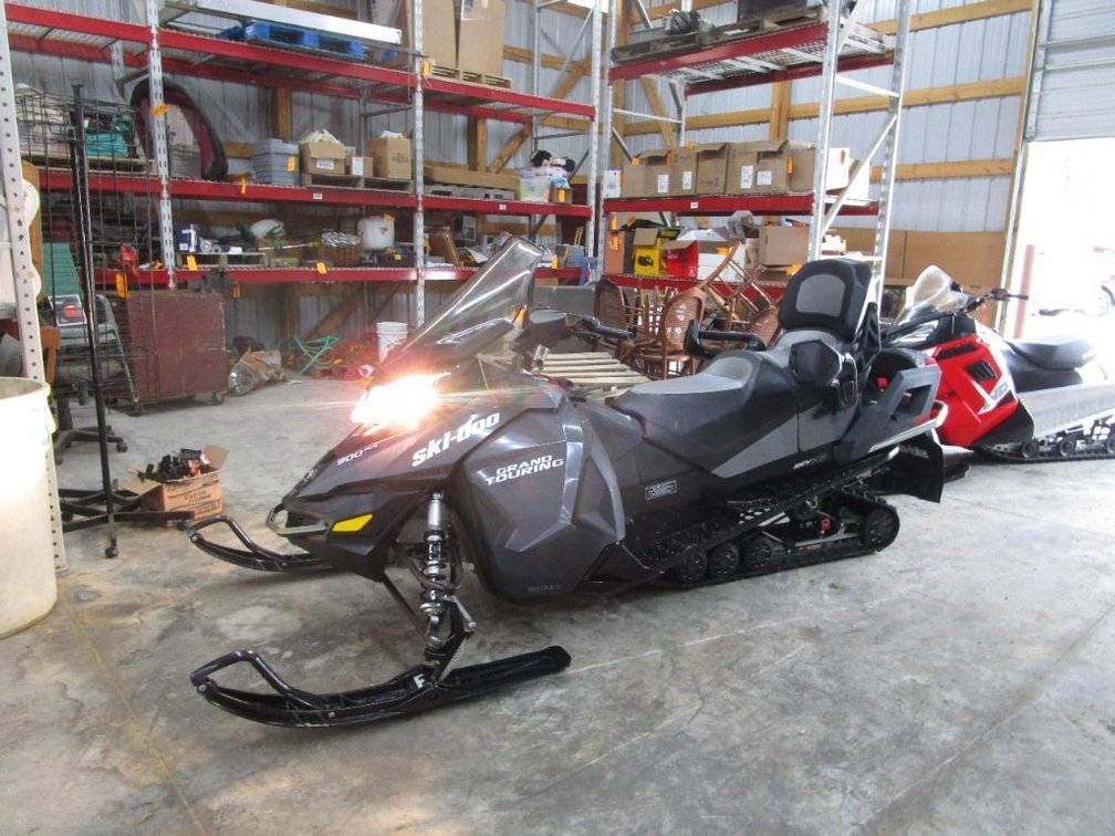 2016 Ski Doo Grand Touring 900 ACE Snowmobile SN: ZBPSEAGA4GV000654