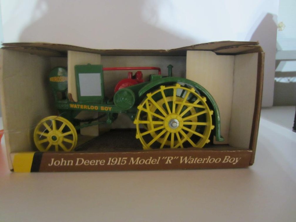John Deere 1950 R Waterloo Boy Ertl Tractor