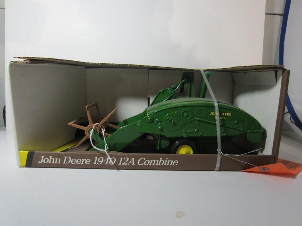 John Deere 1940 12A Ertl Combine
