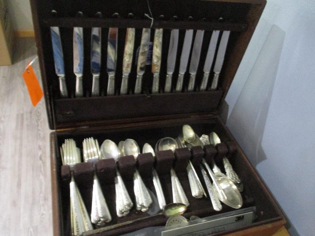 Rambler Rose (12) Person Silverware Set