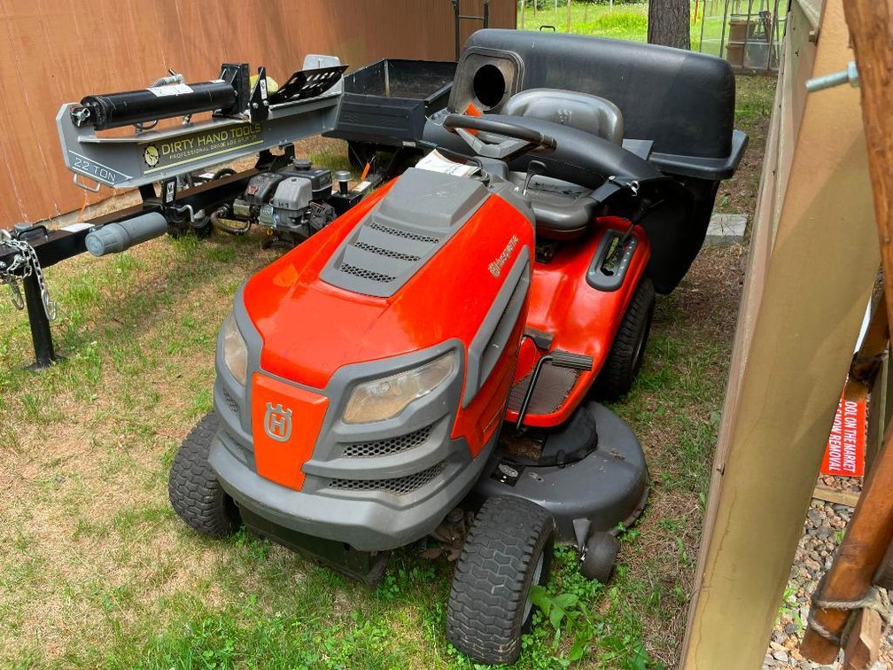 Husqvarna YTH22V46 Riding Lawn Mower