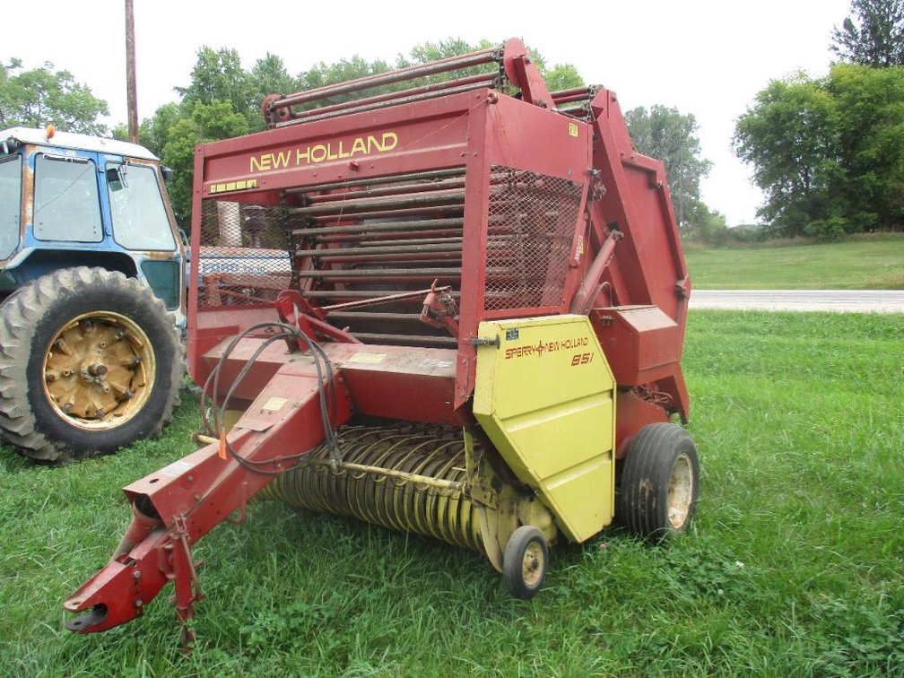 New Holland 851 Round Baler