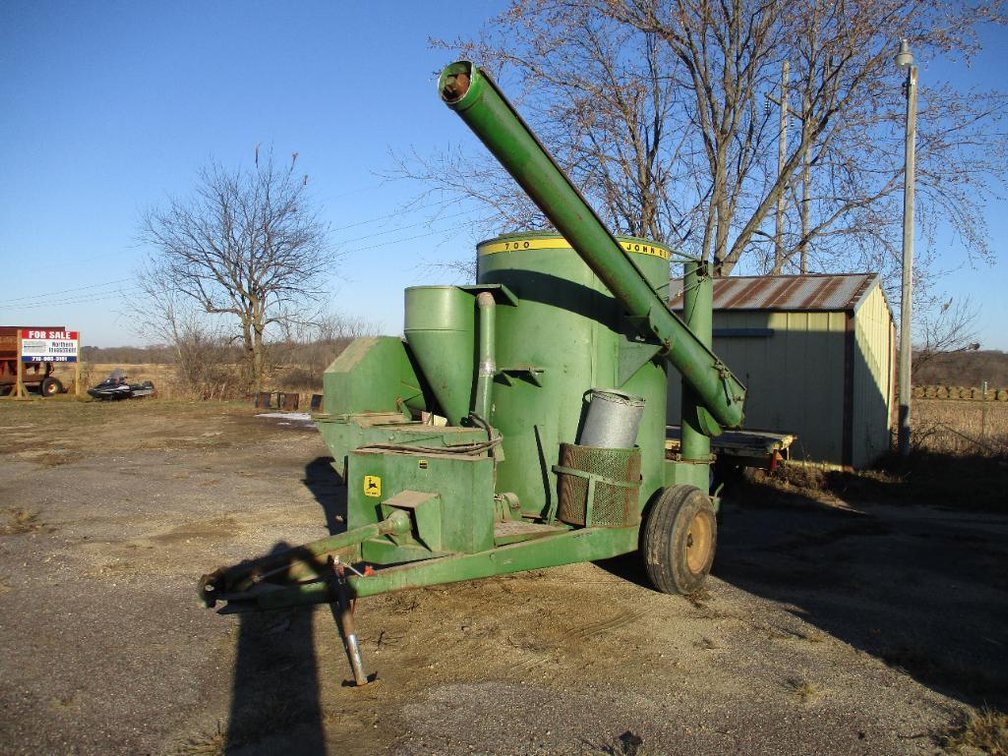 John Deere Model 700 Mixer Mill